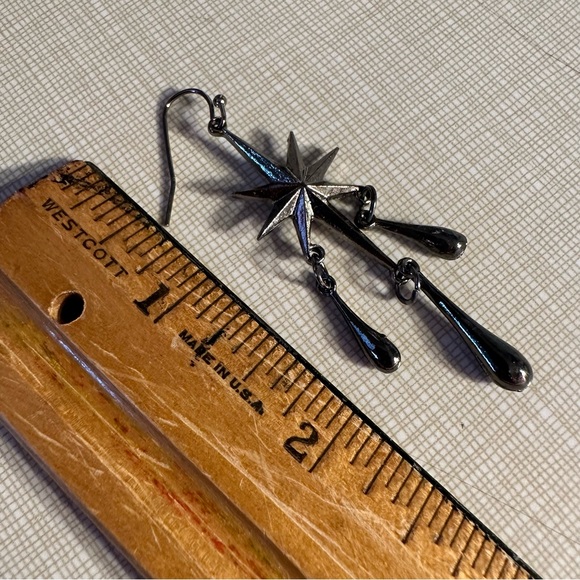 Gun Metal Dripping North Star drop earrings in gun metal finish - Picture 5 of 5